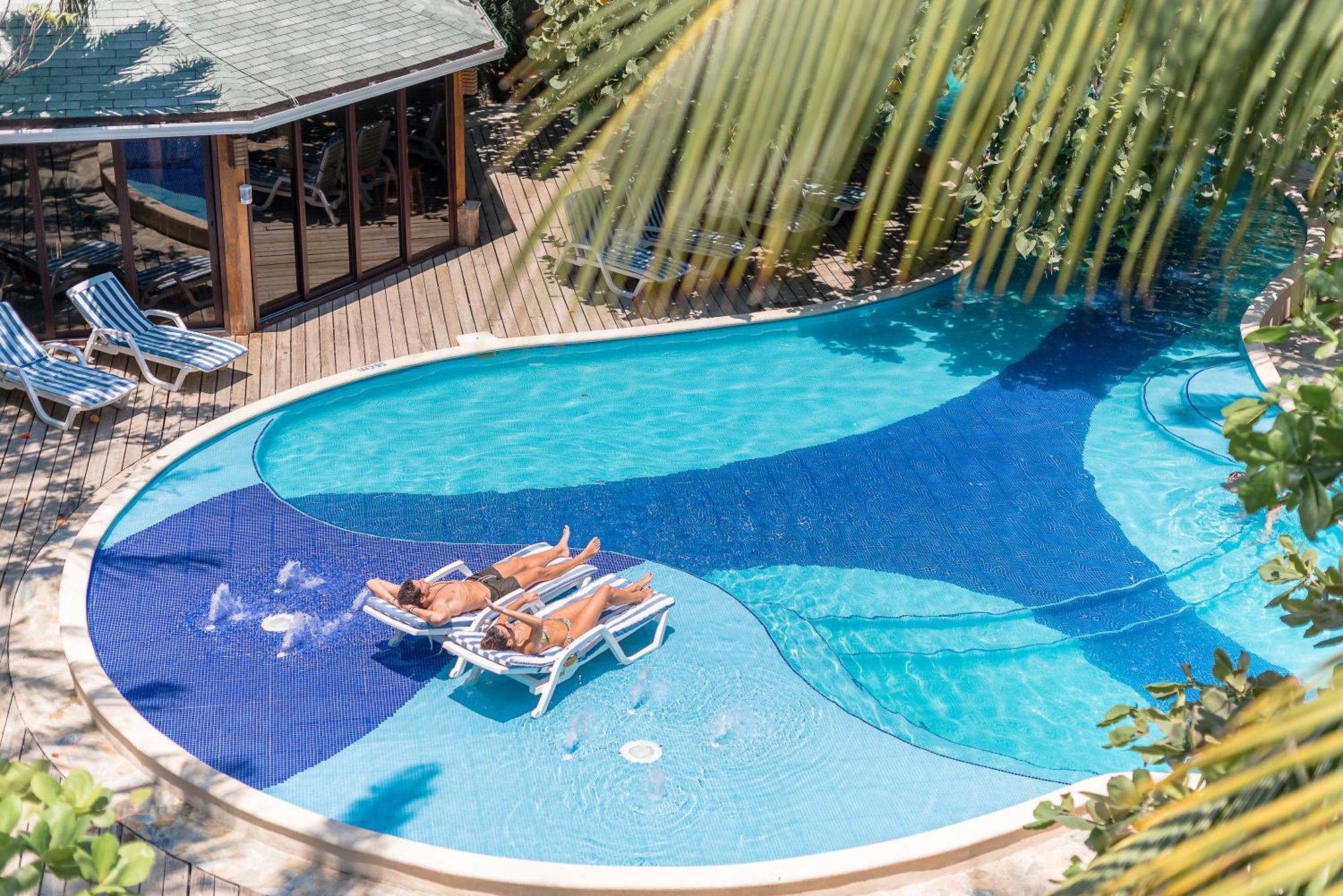 Paradise Beach Hotel & Resort West Bay Exterior photo