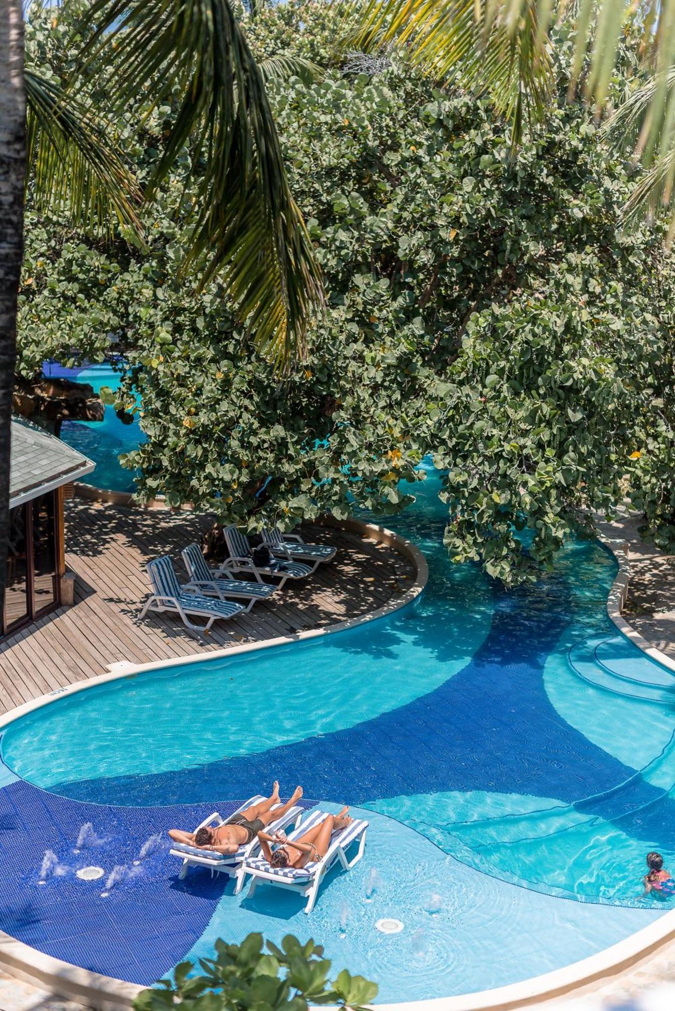 Paradise Beach Hotel & Resort West Bay Exterior photo