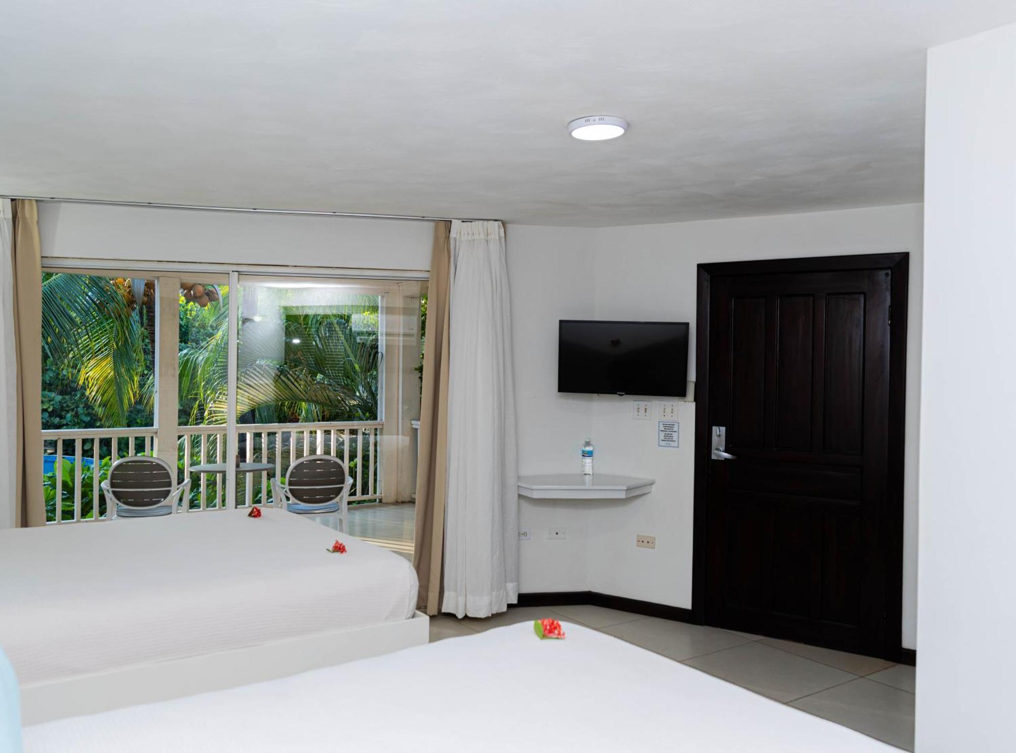Paradise Beach Hotel & Resort West Bay Room photo