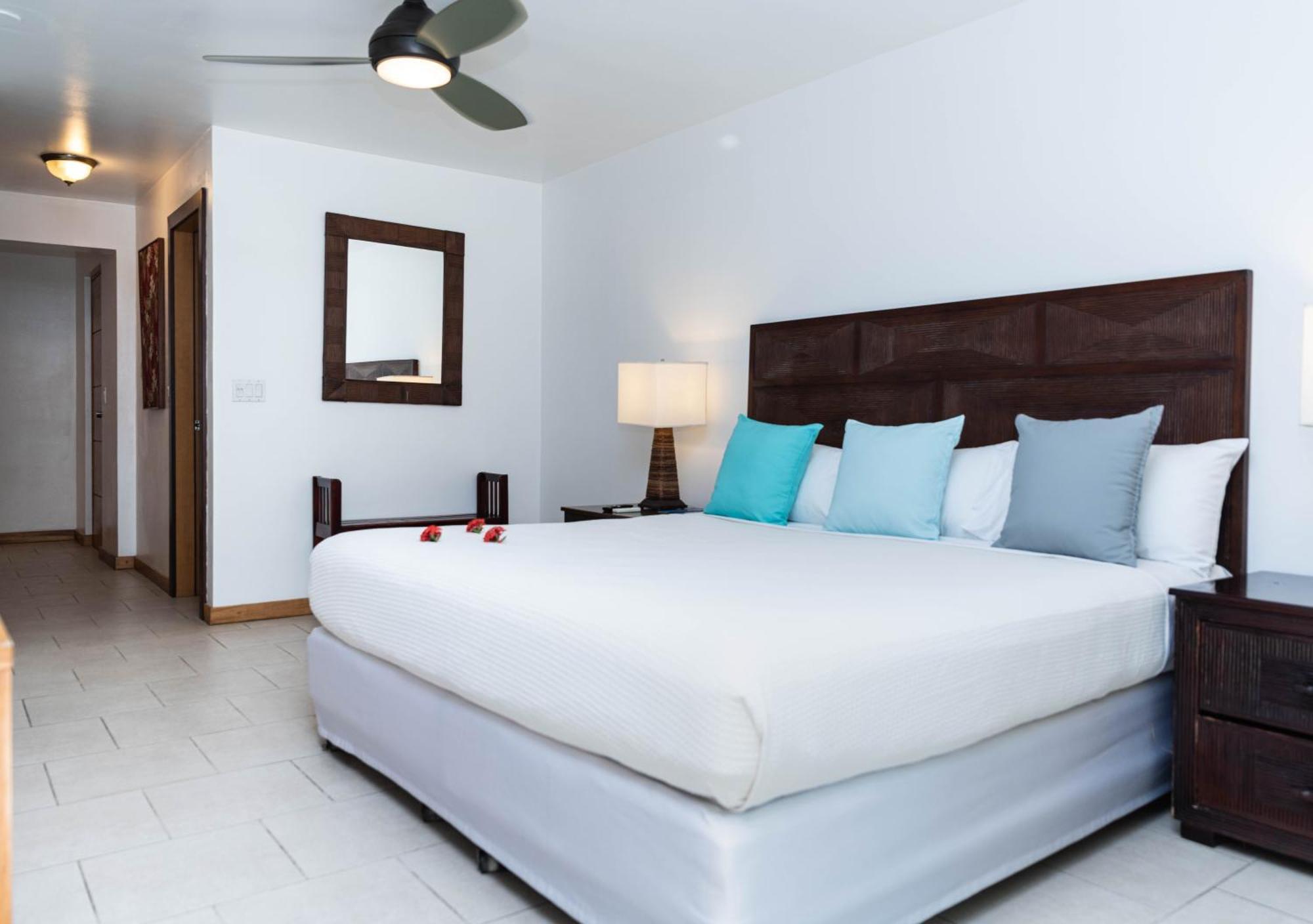 Paradise Beach Hotel & Resort West Bay Room photo