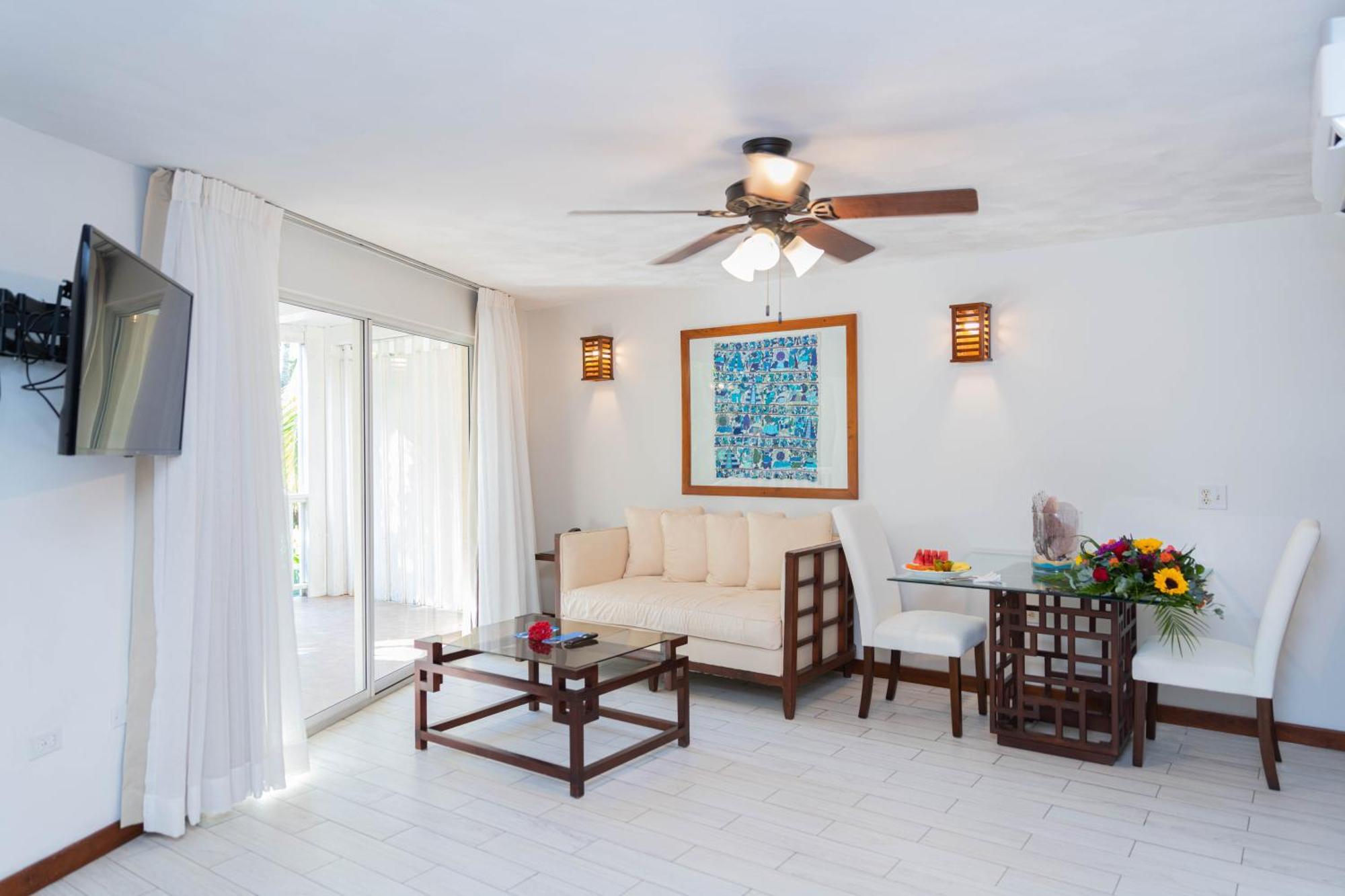 Paradise Beach Hotel & Resort West Bay Room photo